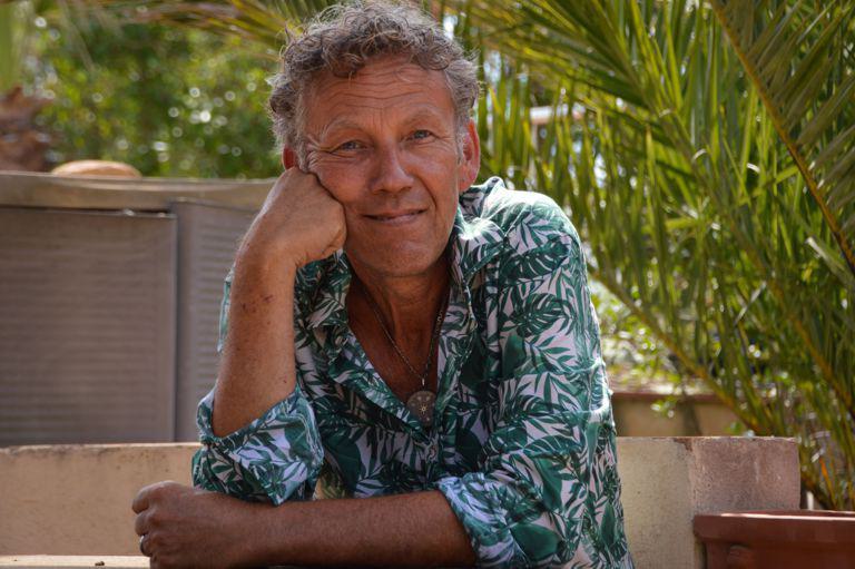 TP_Lässig am Tisch_small